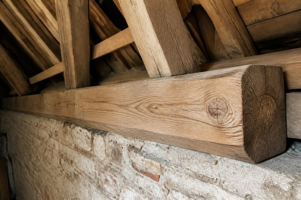 découvrez tout sur la muralière bois : ses sections, ses usages et son rôle essentiel dans la charpente traditionnelle pour assurer solidité et esthétique.
